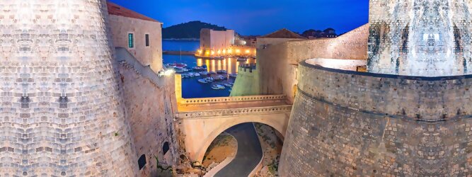 Trip Frankreich Stadt Urlaub - Dubrovnik - Einen Wahnsinns Panoramablick hat man von Dubrovniks Hausberg Srd. Empor geht’s ganz easy und entspannt, minutenschnell mit der Luftseilbahn. Für begeisterte GOT-Fans empfiehlt sich die speziell geführte Game-of-Thrones-Tour zu den bekanntesten Drehorten und Schauplätzen der erfolgreichen Kultserie, der Eiserne Thron ist auf der kleinen idyllischen Insel Lokrum zu bestaunen. Die beliebtesten Orte für Dubrovnik Ferien, locken mit besten Angebote für Hotels und Ferienunterkünfte mit Werbeaktionen, Rabatten, Sonderangebote für Dubrovnik Urlaub buchen. Reisedaten eingeben und Hotel Flug Mietwagen Attraktionen Taxis für eine Dubrovnik Reise flexibel buchen. Sollten sich die Pläne ändern, sind viele der Unterkünfte und Zimmer in Dubrovnik kostenfrei stornierbar.