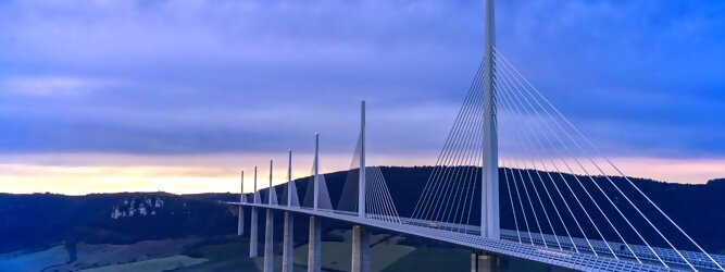 Das Viadukt von Millau, führt in Südfrankreich die Autoroute A75 über den Tarn. Es wurde von Michel Virlogeux entworfen und von Norman Foster gestalterisch ausgearbeitet. Am 14. Dezember 2004 weihte der damalige französische Präsident Jacques Chirac das Bauwerk ein, zwei Tage später folgte die allgemeine Inbetriebnahme. Das Viadukt ist mit 2460 m die längste Schrägseilbrücke der Welt und bei einer maximalen Pfeilerhöhe von 343 m das höchste Bauwerk Frankreichs. Konzessionär der Autobahnbrücke, die durch eine Brücken-Maut bis 2079 finanziert wird, ist ein Tochterunternehmen der Eiffage, ein unter anderem auf Gustave Eiffel zurückgehender Konzern. 2006 erhielten das Bauwerk sowie die verantwortlichen Architekten und Ingenieure den „Outstanding Structure Award“ der IABSE.