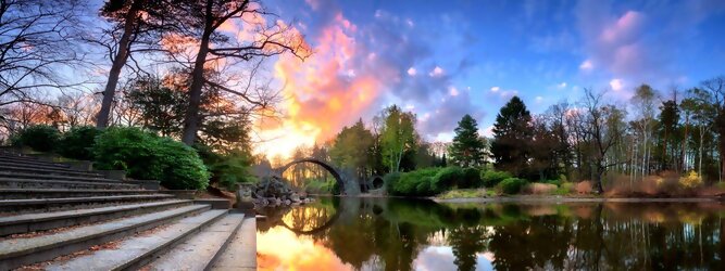 Reisetipps - Teufelsbrücke wird die Rakotzbrücke in Kromlau, Deutschland, genannt. Ein mystischer, idyllischer wunderschöner Ort; eine wahre Augenweide, wenn sich der Brücken Rundbogen im See spiegelt und zum Kreis vervollständigt. Ein märchenhafter Besuch, im blühenden Azaleen & Rhododendron Park. Der Azaleen- und Rhododendronpark Kromlau ist ein ca. 200 ha großer Landschaftspark im Ortsteil Kromlau der Gemeinde Gablenz im Landkreis Görlitz. Er gilt als die größte Rhododendren-Freilandanlage als Landschaftspark in Deutschland und ist bei freiem Eintritt immer geöffnet. Im Jahr 1842 erwarb der Großgrundbesitzer Friedrich Hermann Rötschke, ein Zeitgenosse des Landschaftsgestalters Hermann Ludwig Heinrich Fürst von Pückler-Muskau, das Gut Kromlau.